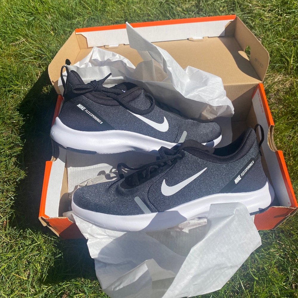 New* Nikes- never worn- VINTAGE- Size10